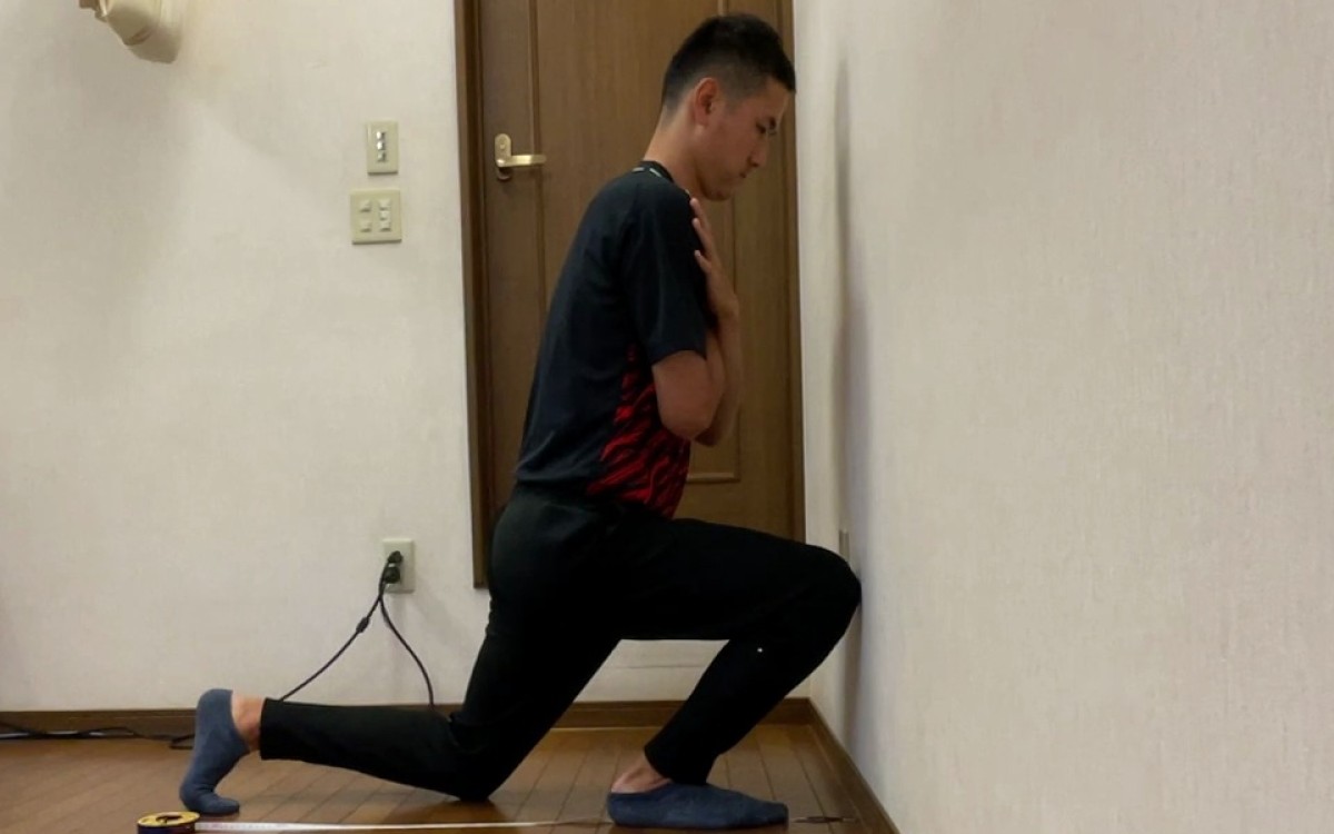 膝のお皿が壁につき、体を前に倒している様子